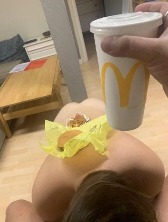 Powiem wam ze ten nowy burger z maca jest całkiem spoko ale wole grandera z kfc